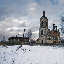 Деревенский этюд. / В 5 км от Борисоглеба находится село Спас-Подгорье. В селе - каменная церковь Преображения Господня 1811 года, построенная на месте деревянной.
Построен в 1808-1811 годах, на средства прихожан на месте утраченной древней деревянной церкви.
Каменный, пятиглавый, с ярусной колокольней. В середине XIX века храм расписан, сооружен шестиярусный иконостас с позолоченными колоннами.
Престолов три: во имя Преображения Господня; во имя Покрова Пресвятой Богородицы; во имя Успения Пресвяой Богородицы.
Особенно почитались иконы священномученика Власия (XVII век) и &quot;Преображения&quot; (1395).
Закрыт в 1938 году. В советский период в храме был склад зерна.