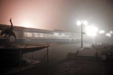 Декабр-туман-утро-вокзал / людей нет совсем