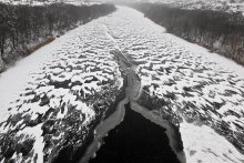 Зимняя река. / Замерзающий Южный Буг.