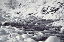 река Фиагдон / снимок сделан рядом с высокогорным Аланским Успенским монастырем