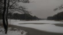 Серость / Зимнее озеро в Латвии