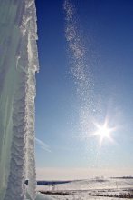 ледяная водяная башня / обычная водяная башня превратилась в огромную глыбу льда