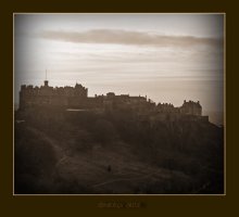 Эдинбургский замок / С могуществом и величием Эдинбургского замка не может сравниться ни один замок в Европе. В течение 3000 лет люди чувствовали себя в безопасности на Касл- Роке (Castle Rock), буквально &quot;укреплённая скала&quot;. В древние времена это укрепление называлось Дин-Эйдин (Din Eidyn), что означает &quot;крепость Эйдина&quot;. Примерно в 638 году крепость была захвачена англами, и с тех пор её называют на английский манер- Эдинбург. В средние века Эдинбург стал главным королевским замком Шотландии. Он неоднократно подвергался осадам во время затяжных войн с Англией. К 1556 году, когда здесь появился на свет король Иаков VI, замок немногим отличался от обычной гарнизонной крепости, Осада замка якобитами в 1745 году была последней. С этого времени древний замок стал национальным символом, выдающейся достопримечательностью и частью мирового наследия (World Heritage Site). Тем не менее, в замке и по сей день размещается армейский гарнизон.