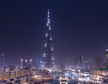 в лесу родилась ёлочка, и много-много радости туристам принесла / Правитель эмирата Дубай, нынешний премьер-министр ОАЭ шейх Мухаммед бен Рашед Аль Мактум, открывая 828-метровый небоскрёб, известный во всем мире под названием «Бурдж Дубай» («Дубайская башня»), переименовал его, посвятив здание президенту ОАЭ шейху Халифе ибн Заиду ан-Нахайяну. «Отныне и навсегда эта башня будет носить имя „Халифа“ — „Бурдж Халифа“», — сказал он.