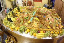 торт-холм Говардхан / праздник холм Говардхан, кришнаиты делают большущий торт в виде холма, украшают его всякими вкусностями и в конце программы этот торт раздают всем желающим
