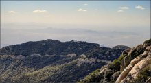 Пик Китт, национальная обсерватория / Аризона, пик Китт, 2000 м. 
Был очень сильный ветер, на вершине просто штормовой, невозможно камеру удержать. Пыль, поднятая ветром внизу в пустыне, достигает облаков. Похоже на туман -- но это пыль.