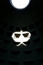 Свет и Тени. / Находясь в пантеоне Рима, я увидела необычное отражение, как шлем Марсианина.