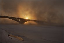 Мост на рассвете / Красноярск. Мост через Енисей. Изображен на десятирублевых купюрах.