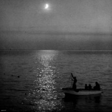 &nbsp; / ловцы лунного света... 

в окрестностях СветиСтефана, поздний вечер, луна утонула в море когда я по берегу дошел до Будвы, кажеся начало сентября. Черногория.

приятного просмотра :)