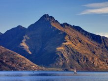 Белеет парус одинокий на фоне горного хребта... / Снимок сделан в апреле 2011 года на озере Вакатипу в городе Квинстаун на Южном острове Новой Зеландии.