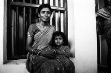 портрет индийской женщины с ребенком / фотография,
Индия, штат Орисса, Пури
2010