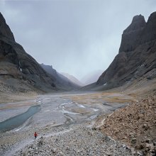 дорога / Тибет, начало коры вокруг Кайласа (основное место паломничества в Тибете), маленький паломник вышел на тропу длиной 52км на высоте 4600-5400м.