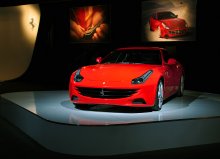 Ferrari FF / новая игрушка от Ferrari. 660 лошадок.
7 ступенчатая коробка. 3.7 сек. до сотни.
15 литров на 100 км. стоит от 260 тысяч евро.
ближе 10 метров не подпускали :)