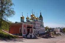 Нижегородский храм Рождества Иоанна Предтечи / В День народного единства Патриарх Московский и всея Руси Алексий Второй освятил в Нижнем Новгороде отреставрированный храм Рождества Иоанна Предтечи, с паперти которого в 1611 году Козьма Минин обращался к соотечественникам с призывом собрать ополчение и освободить Москву от польско-литовских интервентов.

    Деревянный храм Иоанна Предтечи на склоне горы под стенами Нижегородского кремля известен еще с XIV века. Каменная церковь была возведена в 1683 году на средства купца Гавриила Дранишникова. В годы советской власти в церкви разместилась школа ДОСААФ, а в часовне при храме был устроен общественный туалет. Летом 2004 года начались работы по возвращению храму его первоначального облика, а в начале 2006 года на площади перед ним заложили основание памятника предводителям народного ополчения 1612 года Козьме Минину и Дмитрию Пожарскому.

    Контровый свет AEB +-1 EXP HDR