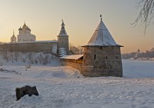 Зимний рассвет / Вид на Плоскую башню и Троицкий собор в Пскове морозным зимним утром