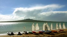 Остров Рангитото / Снимок сделан в апреле 2011 года. Остров Рангитото (Rangitoto Island) вулканического происхождения и расположен в заливе Хуараки недалеко от Окленда. Около 600-700 лет назад на его месте взорвался вулкан, как 49 вулканов Окленда вместе взятых и извержение продолжалось 10 лет, в результате чего образовался остров длинной 3 км, шириной 5.5 км и высотой почти в 1 км.