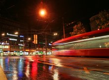 Вечерний трамвай в Берне. / вечер, берн, швейцария, движение, дождь,