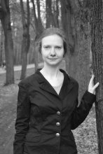Девушка Анна / В парке, у дерева