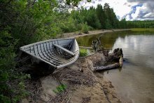Старая лодка. / На Карельских озерах это не редкость. Их часто уносит во время бури. Некоторые не тонут и их прибивает к берегу...