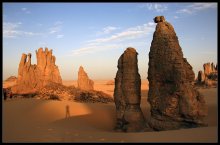 Тень на песке.... / Раннее утро района Тахагарт,Сахара,Алжир. Я хожу среди останков древнего вулкана......Теперь это-песок и камни.....