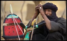 Туарег (1)-Торговец верблюдами.... / Торговец верблюдами, туарег, сфотографирован  на рынке Таманрасета.

перед туарегом стоит верблюжье седло,национальная часть атрибута....