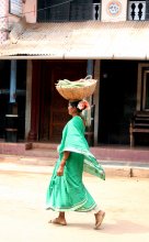 Легкой походкой / на улице в Гокарна штатКарнатака=Индия