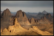Assekrem... / На языке туарегов Ассекрем означает -Конец Мира. И в это легко вериться, достаточно доехать сюда и взобраться на один из вулканических останецев. С точки зрения геологии- Ассекрем- останки базальтового жерла вулкана( трубы), с возрастом в несколько миллионов лет. Часть огромной Панорамы.