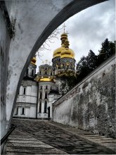 Золотые купола душу мою радуют / На высоких холмах правого берега Днепра величественно возвышается увенчанная золотыми куполами Киево-Печерская Лавра - удел Пресвятой Богородицы, колыбель монашества на Руси и твердыня православной веры.