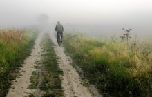 В туман / Велосипедист возник из тумана неожиданно. Я успел только повернуться вслед.