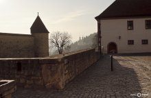 ...баварское утро дышало туманом... / ...баварское утро дышало туманом,
рассвет озарял стены замка сырые.
и казалось всё это нелепым обманом,
камни с ветром шептались как будто живые...