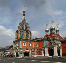 Храм Святителя Григория Неокесарийского в Дербицах / Храм святителя Григория Неокесарийского, был воздвигнут на месте древней деревянной церкви, которую, построил князь Василий II Тёмный, внук Димитрия Донского и прадед Иоанна Грозного. Предание гласит, что, находясь в татарском плену, князь дал обет: если вернется домой, построит в том месте, откуда увидит Москву, храм во имя святого, память которого совершается в этот день.