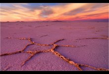 Соленые фигуры Уюни. / Белая кристаллическая соль соленого озера Уюни окрашивается в теплые оттенки заходящего солнца.