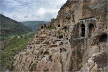 Грузинские зарисовки. Вардзия. / &quot;Вардзия - порождение эпохи Золотого Века. Постройку города приписывают царице Тамаре. Возможно, что-то было и до нее, но именно при Тамаре был задуман этот сюрреалистический проект по созданию подземного города, напоминающего подземные бункеры ХХ-го века или Морию в описании Толкиена. Современная Вардзия - скромная часть того, что было изначально. Землятрясения 1283 года почти уничтожили пещерный город и мы видим как бы руины.&quot;