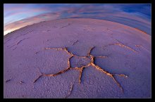 Соленая звезда Соленого Озера Уюни.... / Закатные лучи солнца освещают причудливые соляные фигурки самого большого соленого озера Уюни,расположенного на высоте 3600 метров.
Альтиплано,Боливия.

объектив-*рыбий глаз*.