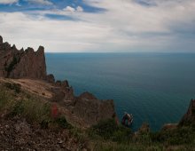 Золотые Ворота... / Прибрежная скала арочной формы в 85 метрах от побережья имеет название &quot;Золотые ворота&quot;, принадлежит к вулканическому массиву Кара-Даг (Крымские горы).
Название скала получила потому, что при определенном угле падения лучей она действительно кажется золотой. Цвет ей придают желтые лишайники, покрывающие всю скалу. Высота скалы составляет около 50 метров, а арка имеет высоту около 15 метров.
Ранее скалу называли Шайтан-Капу (чертовы ворота), поскольку считалось, что там, среди скал, находился вход в преисподнюю.
Минуты уходящего дня.5 вертикальных...