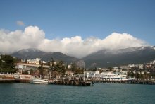 Вид с моря на Ялту / Ялта прекрасна в любую погоду