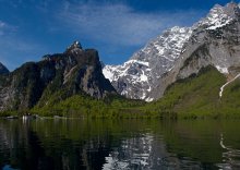 дорога к храму / Бавария, Альпы, озеро Кёнигсзее. Ландшафт его берегов напоминает побережья скандинавских фьордов. Озеро расположено на территории альпийского национального парка Берхтесгадена. Красота изумрудно-зеленой воды и неповторимость живописных берегов озера создают у гостей необычное, сказочное настроение. В длину озеро достигает 7,7 км, в ширину лишь 1,2 км, глубина составляет 185 м. По своей площади (5,2 кв.км) озеро Кёнигзее относится к одному из самых маленьких озер Баварии, однако по своей глубине является одним из самых глубоких озер Европы.