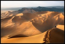 Разговор с Вечностью...(1) / Часть огромной панорамы....Центральный Алжир, Сахара.
На эту дюну мы поднимались почти 2 часа, высота и сама местность-нереальные!)
Спасибо моим попутчикам в этом фото-путешествии, попасть в эти места нынче- трудно.
тем не менее-собираюсь в Сахару еще раз, осенью или зимой----
если откроют район Тадрарта или Хогара- приглашаю в попутчики.