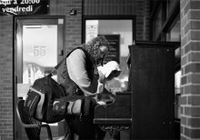 ...this is street piano ,any one who knows or don't can play here ) / ... это уличное  фортепиано, любой, кто умеет или нет может играть здесь)