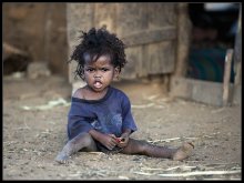 Дети Мадагаскара. / Проехав по Центральному Мадагаскару 3400 км, мы всегда и везде останавливались при первой возможности, и посещали различные деревни. Я не снимала людей ни в одном крупном городе, зато с огромным удовольствием заходила в небольшие поселения. Иногда, количество домов этого поселения не превышало и трех дворов.

,,,

Многие люди Центральной части живут в невероятной бедности, я бы сказала- просто катастрофической. Один соломенный сарай на семью, один котелок каши на всех. А семьи большие, во многих более чем 5-7 детей. Но при этом все - с чувством собственного достоинства, ценящих себя людей.