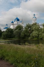 Монастырь / Женский монастырь в Боголюбове недалеко от Владимира.