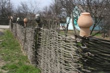 Под старину / В селах раньше тын(огорожа) украшали домашней утварью