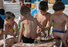 Игра / Болгария. Искупавшись в море, мальчишки увлеклись игрой в шахматы.