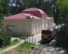 Детская железная дорога / Дорога находится в центре Днепропетровска, в парке Глобы. Над прудом по эстакаде проходит центральная аллея парка, и для пропуска линии дороги были построены два тоннеля, протяженностью 10 и 30 метров, которым дали имена Пушкина и Маяковского. Проектированием дороги занимались исключительно дети c помощью студентов Днепропетровского института инженеров транспорта. Дорога построена в 1936 г., как и все довоенные ДЖД, методом комсомольских субботников.
В 1941 году с началом войны дорога закрылась. За время войны дорога была практически полностью разрушена — рельсы сняты, станции сожжены, паровозы уничтожены. Лишь вагоны удалось вернуть на детскую дорогу. Но уже в 1944 году дорога была восстановлена. Вместо утраченных паровозов дорога получила паровоз серии 159.
В настоящее время ДЖД имеет одну станцию Пионерская (2 пути). На станции располагаются учебные класы, дежурный по станции, зал ожидания, касса.В настоящее время дорога работает с мая по октябрь по выходным, а также в период зимних каникул. С ноября по апрель на дороге проходят теоретические занятия. Всего на детской дороге работает и учится более 750 юных железнодорожников, жителей города Днепропетровска и его пригородов.