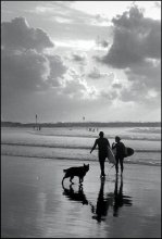двое с сёрфом, не считая собаки / На одном из пляжей Тель-Авива