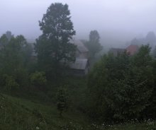 Тумана нежная вуаль... / Раннее утро...Сонный уголок Закарпатской деревеньки, влажный, густой туман...И тишина такая мягкая, невообразимо приятная тишина...