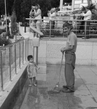 - Дядя, и вот здесь еще подотри! / Вот нашла в закромах. Фото 2010г., Стамбул.