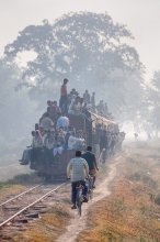 Единственный поезд Непала / В Непале, горной стране в Гималаях существует единственная узкоколейная ж/д ветка, соединяющая его с Индией. Дорога построена еще англичанами, и сейчас по ней ходит один единственный поезд. Иностранцам запрещено пересекать границу на этом поезде, но проехать пару станций на крыше с туземцами не возбраняется..