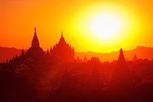 Один из крупнейших в Азии архитектурных комплексов - Баган в Бирме (Мьянме) на закате / До того, как я попал в Мьянму несколько лет назад, я и представить себе не мог насколько огромен Баган. Более 4000 храмов XI-XIII вв. раскинулись на десятки квадратных километров. Это целый огромный &quot;город храмов&quot;, со ступами, улицами, площадями и скрытыми в зарослях уголками, в которые не ступала нога туриста..За редким исключением храмы давно заброшены и службы в них не проводятся, зато на любой из них можно свободно залезть по узким проходам в толще стен, чтобы встретить на крыше восход или закат. Храмов так много, что любой турист может найти свой собственный, не известный никому, &quot;храм для заката&quot;, и провести время в одиночестве и созерцании...