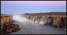 водопады Исландии / снято после захода солнца. При пустом небе , и если в атмосфере много влаги, то на другой стороне (противоположной закату),можно наблюдать *зарю*...